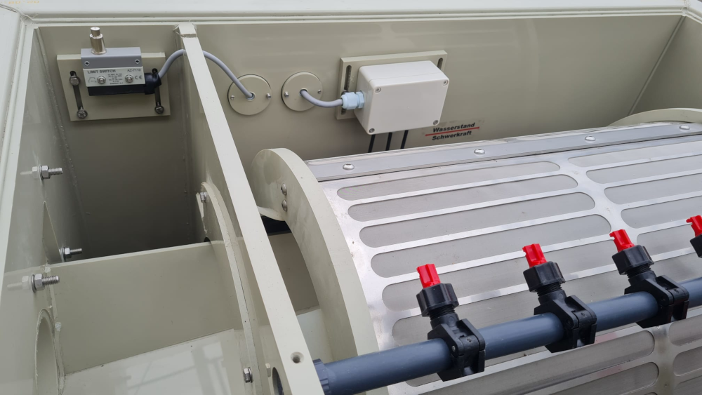 EPS Combi-Trommelfilter CF35 Quer + integrierte JUMBO-Biokammer + integrierte Pumpenkammer + Rinnenspülung + Steuerung + Spülpumpe + UV-Schutz + Edelstahlsieb in Sandwichbauweise EPS Combi-Trommelfilter CF35 Quer + integrierte JUMBO-Biokammer + integrierte Pumpenkammer + Rinnenspülung + Steuerung + Spülpumpe + UV-Schutz + Edelstahlsieb in Sandwichbauweise