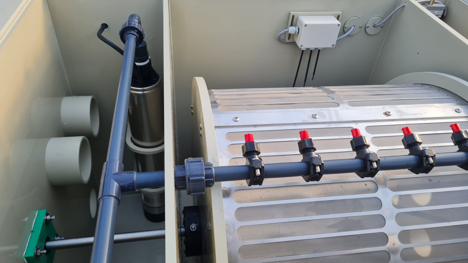 EPS Trommelfilter TF65 + integrierte Pumpenkammer + Rinnenspülung + Steuerung + Spülpumpe + UV-Schutz + Edelstahlsieb in Sandwichbauweise