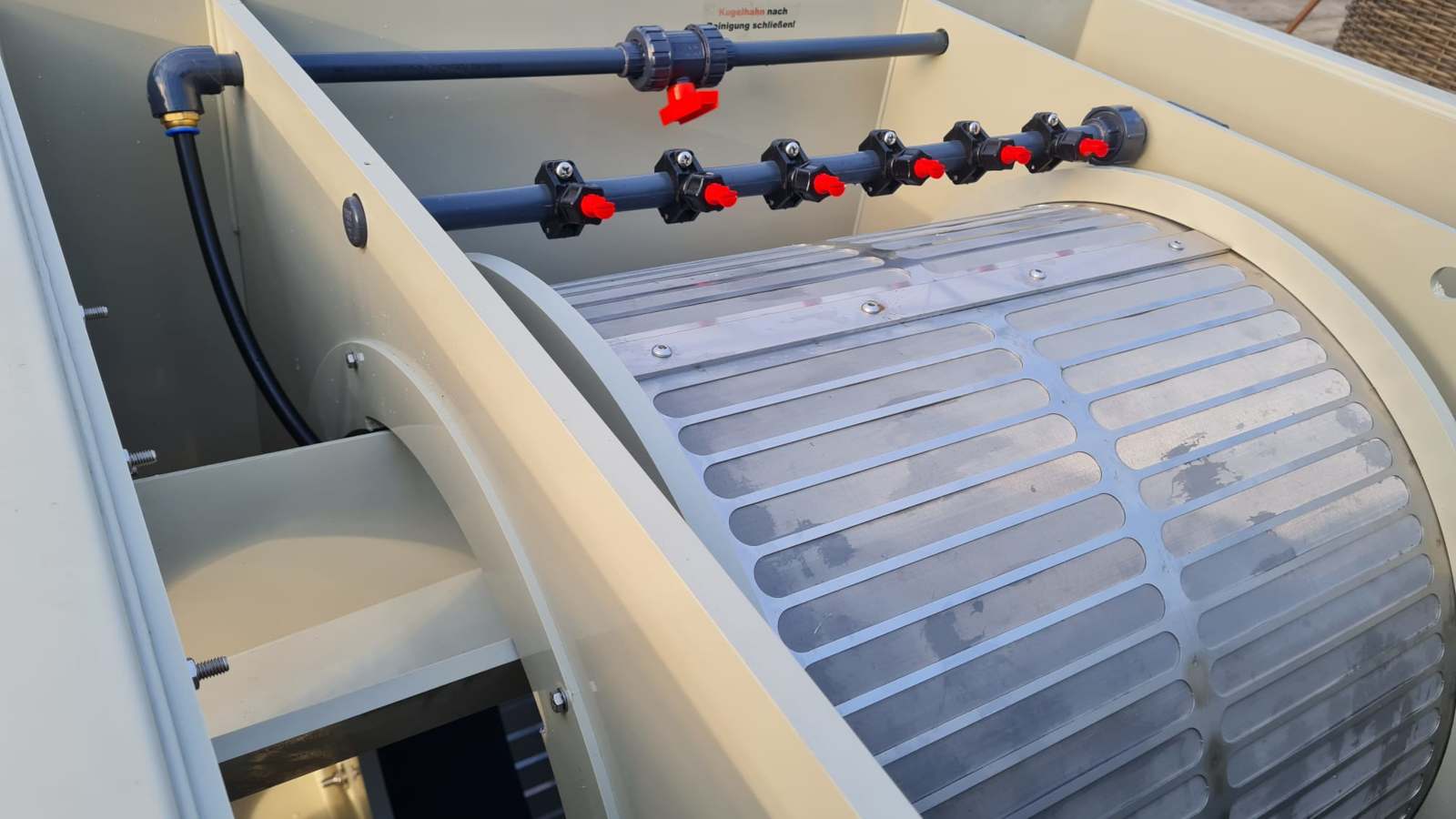 EPS Trommelfilter TF65 + integrierte Pumpenkammer + Rinnenspülung + Steuerung + Spülpumpe + UV-Schutz + Edelstahlsieb in Sandwichbauweise