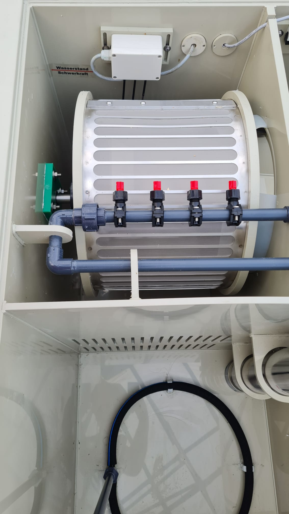 EPS Combi-Trommelfilter CL25 Quer + integrierte Biokammer + Rinnenspülung + Steuerung + Spülpumpe + UV-Schutz + Edelstahlsieb in Sandwichbauweise EPS Combi-Trommelfilter CL25 Quer + integrierte Biokammer + Rinnenspülung + Steuerung + Spülpumpe + UV-Schutz + Edelstahlsieb in Sandwichbauweise