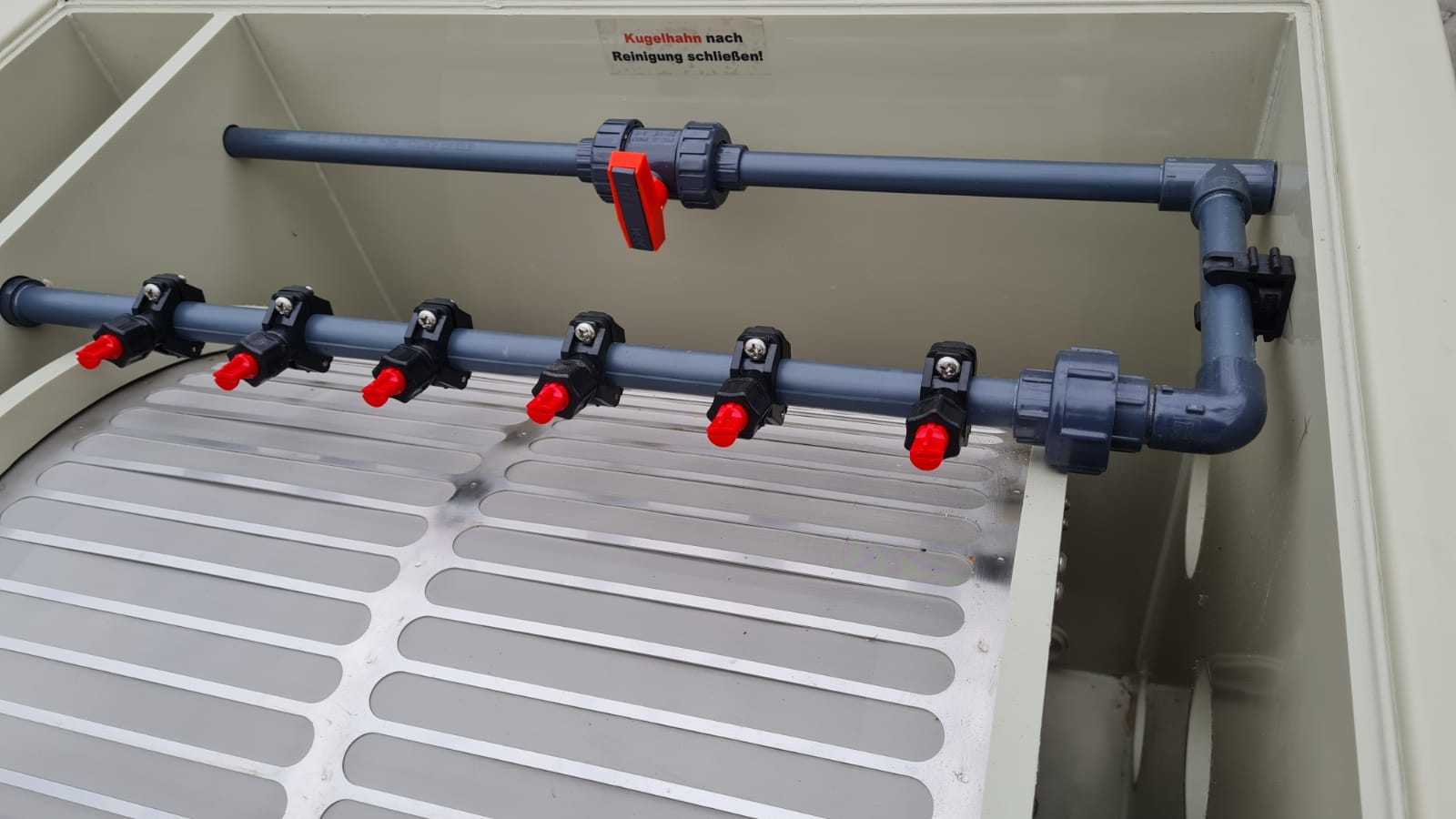 EPS Trommelfilter PP65 + Rinnenspülung + Steuerung + UV-Schutz + Edelstahlsieb in Sandwichbauweise EPS Trommelfilter PP65 + Rinnenspülung + Steuerung + UV-Schutz + Edelstahlsieb in Sandwichbauweise