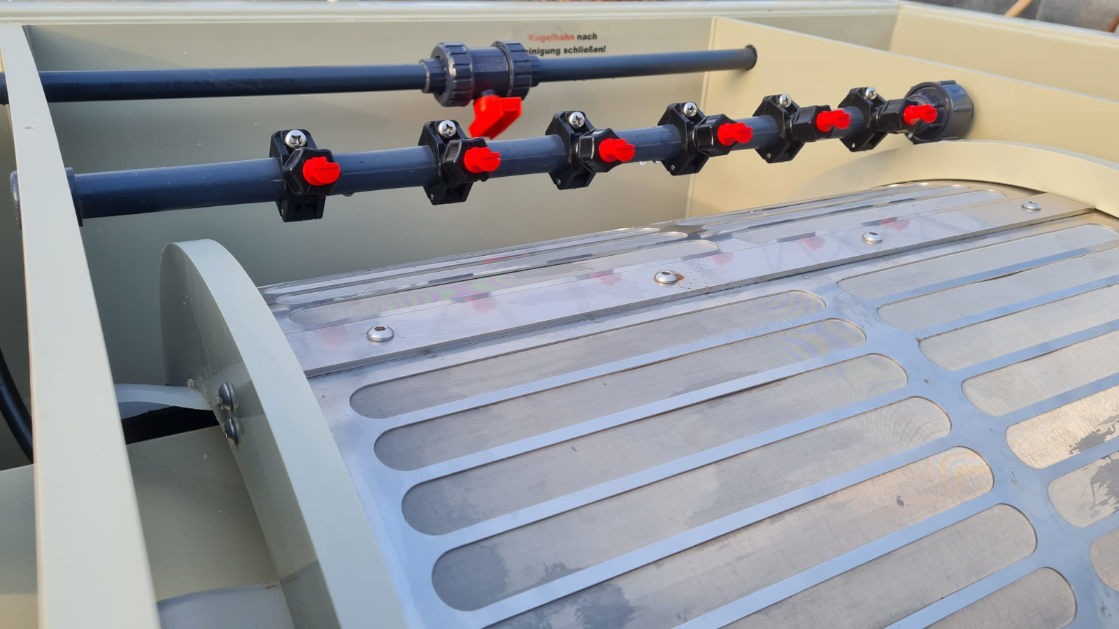 EPS Trommelfilter TF65 + integrierte Pumpenkammer + Rinnenspülung + Steuerung + Spülpumpe + UV-Schutz + Edelstahlsieb in Sandwichbauweise