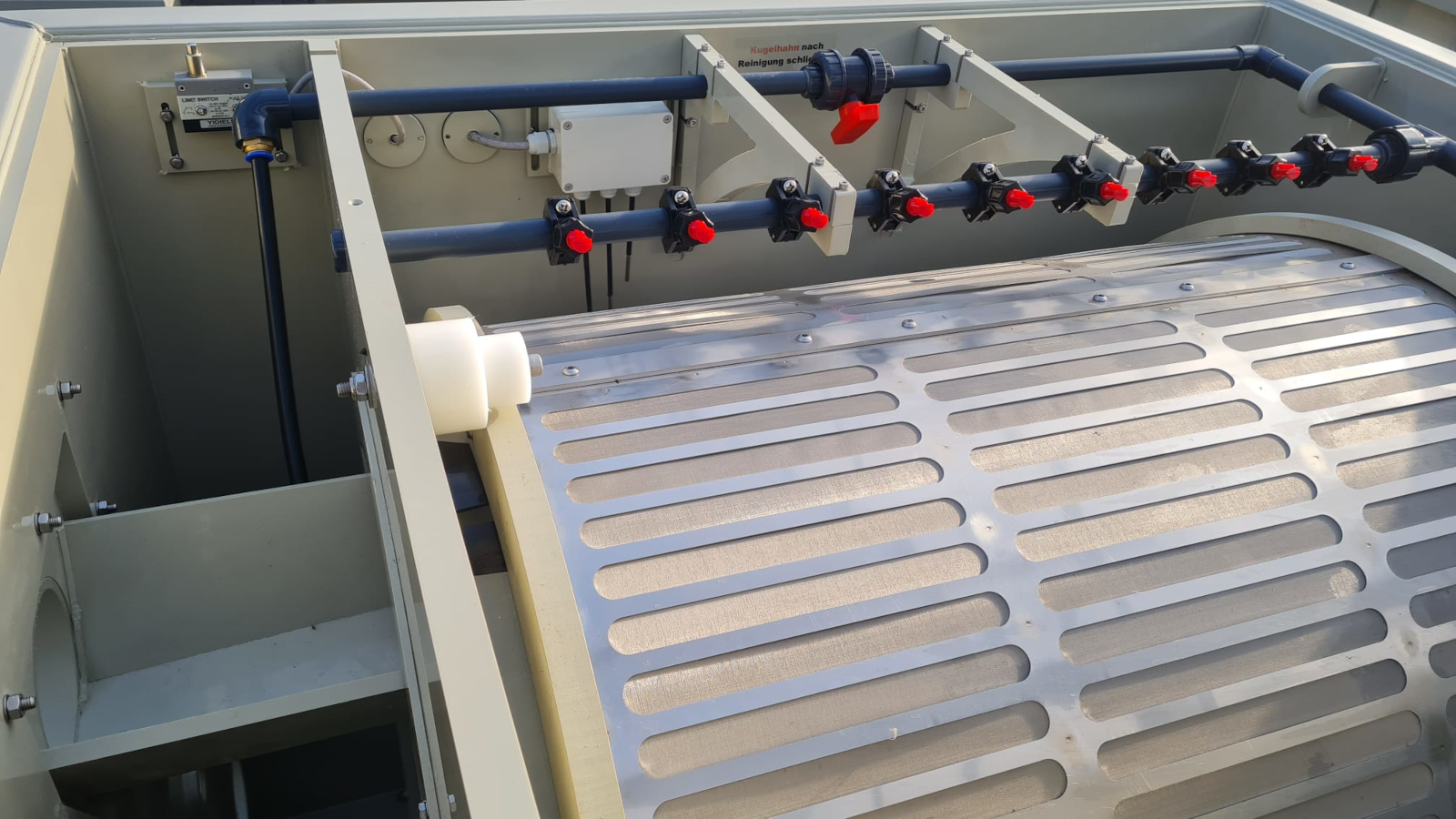 EPS Trommelfilter TF100 + integrierte Pumpenkammer + Rinnenspülung + Steuerung + Spülpumpe + UV-Schutz + Edelstahlsieb in Sandwichbauweise EPS Trommelfilter TF100 + integrierte Pumpenkammer + Rinnenspülung + Steuerung + Spülpumpe + UV-Schutz + Edelstahlsieb in Sandwichbauweise
