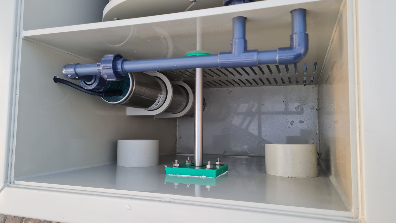 EPS Trommelfilter TF35 + integrierte Pumpenkammer + Rinnenspülung + Steuerung + Spülpumpe + UV-Schutz + Edelstahlsieb in Sandwichbauweise EPS Trommelfilter TF35 + integrierte Pumpenkammer + Rinnenspülung + Steuerung + Spülpumpe + UV-Schutz + Edelstahlsieb in Sandwichbauweise